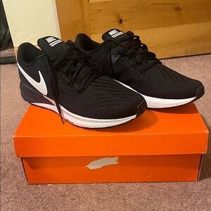 NIB Nike Air Zoom Structure 22 
Men's Black and White Athletic Shoes